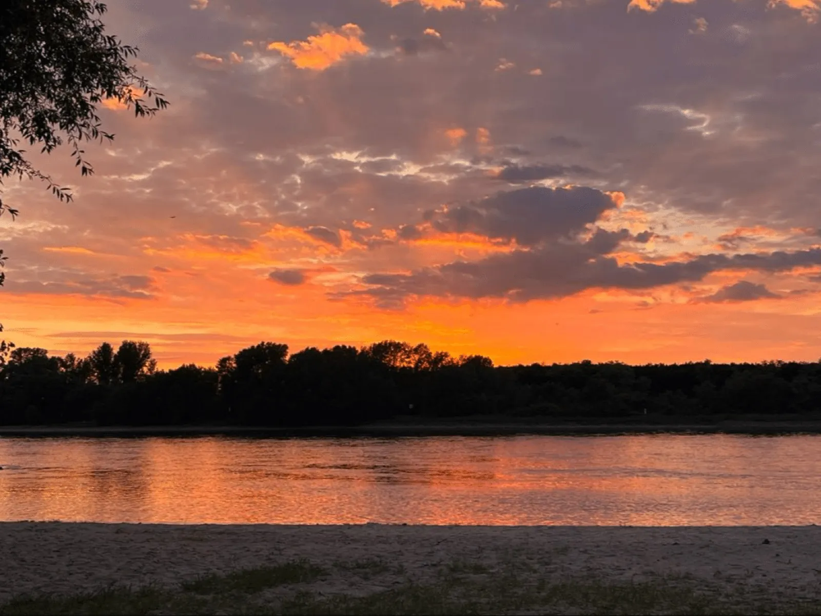 Sonnenuntergang über dem Rhein an der Strand Terrasse